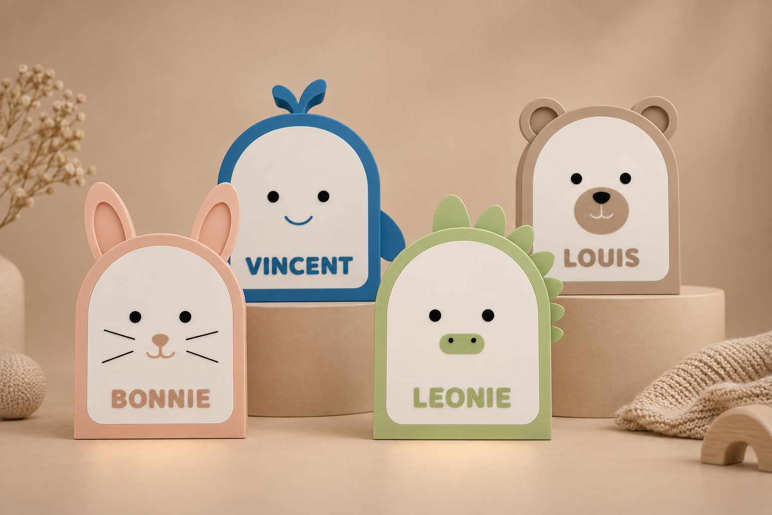 Les quatre veilleuses Nooli réunies : lapine pêche, baleine bleue, dinosaure vert sauge et ours beige